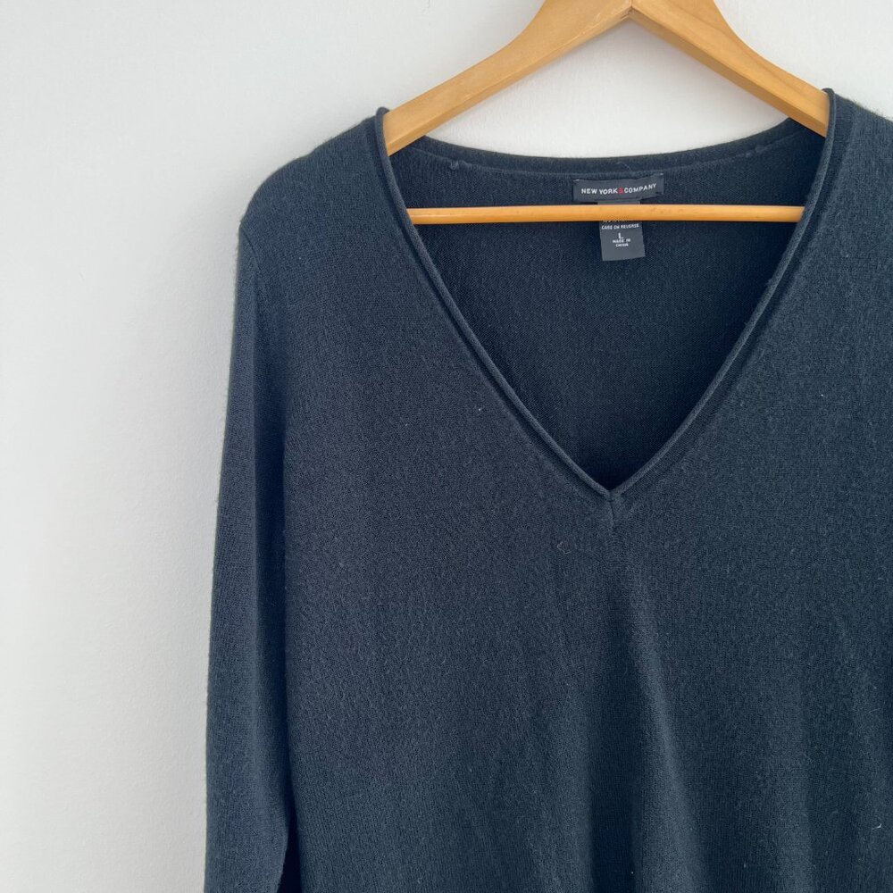 New York & Company Black V Neck‎ Sweater Womens L Minimalist Workwear Classic - Picture 5 of 8